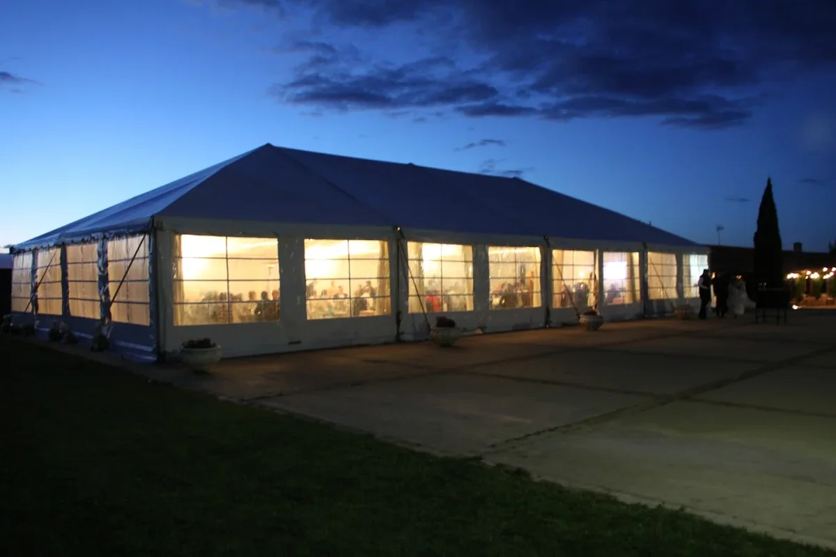 La carpa acristalada iluminada al anochecer