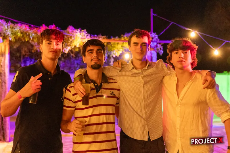 Amigos posando bajo las guirnaldas