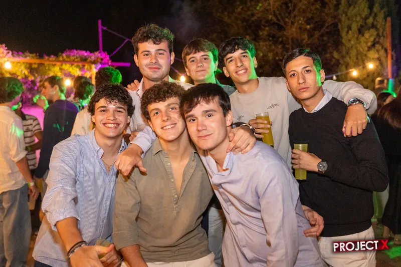 Un grupo de amigos posando en la finca
