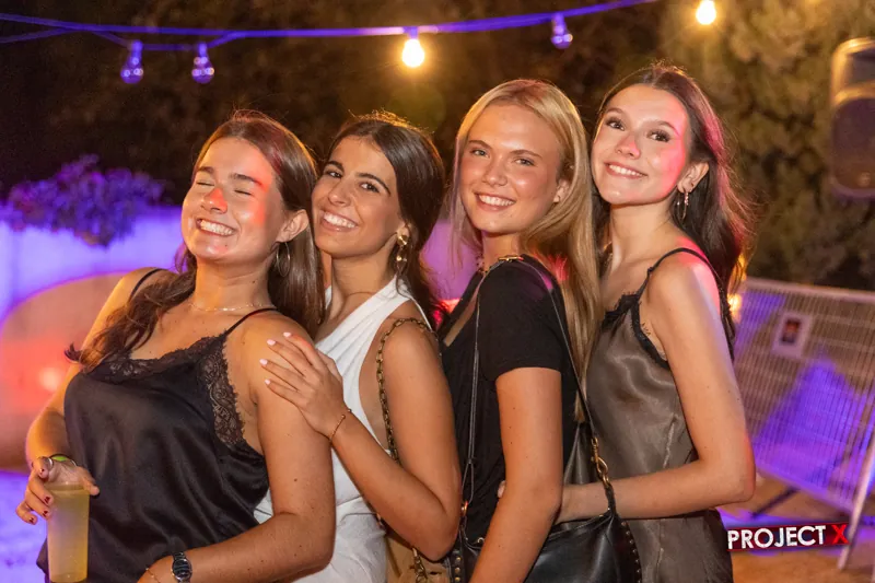 Cuatro amigas bajo las luces