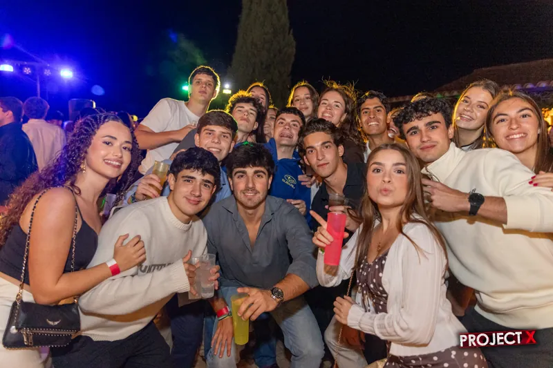 Grupo grande con luces azules